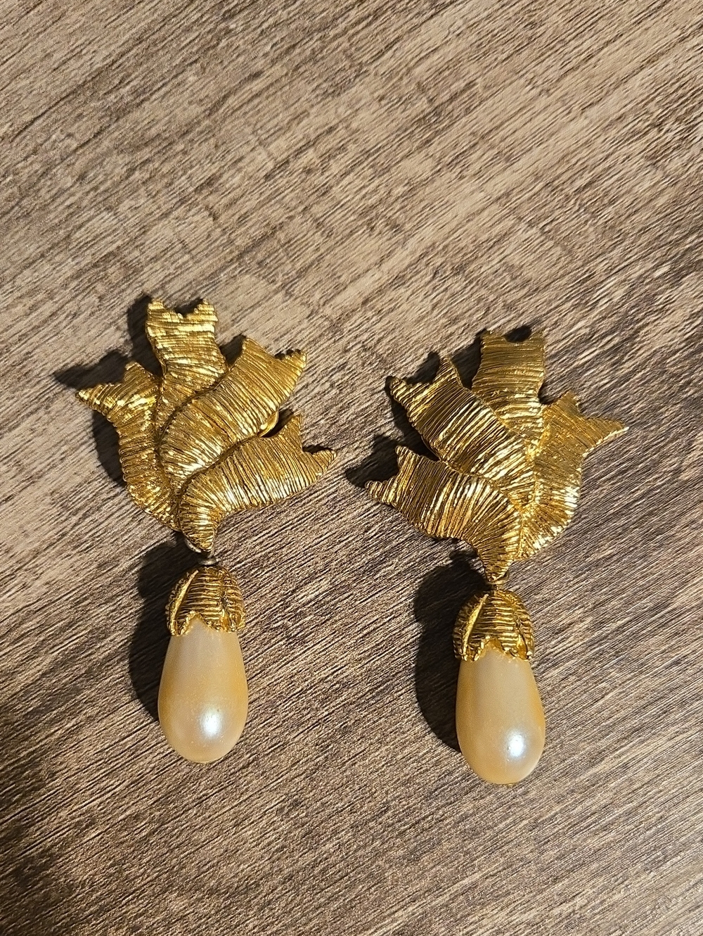 Vintage Vanity Signed V© Gold Tone Textured Leaf Faux Pearl Drop